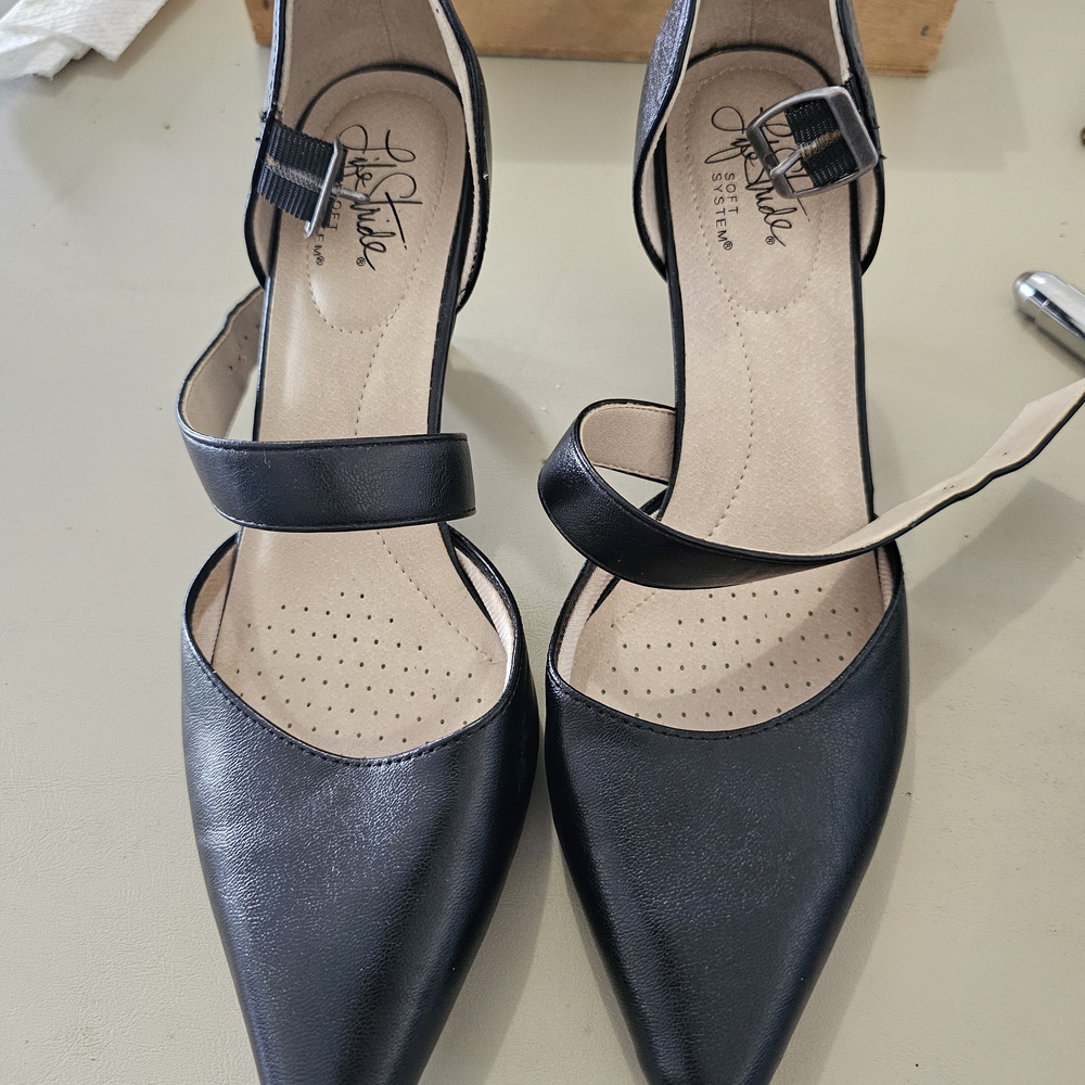 Life Stride Black Pointed Toe Heels
